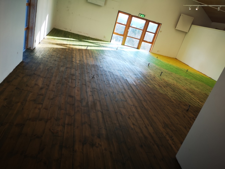 Basutställningens nymålade golv
