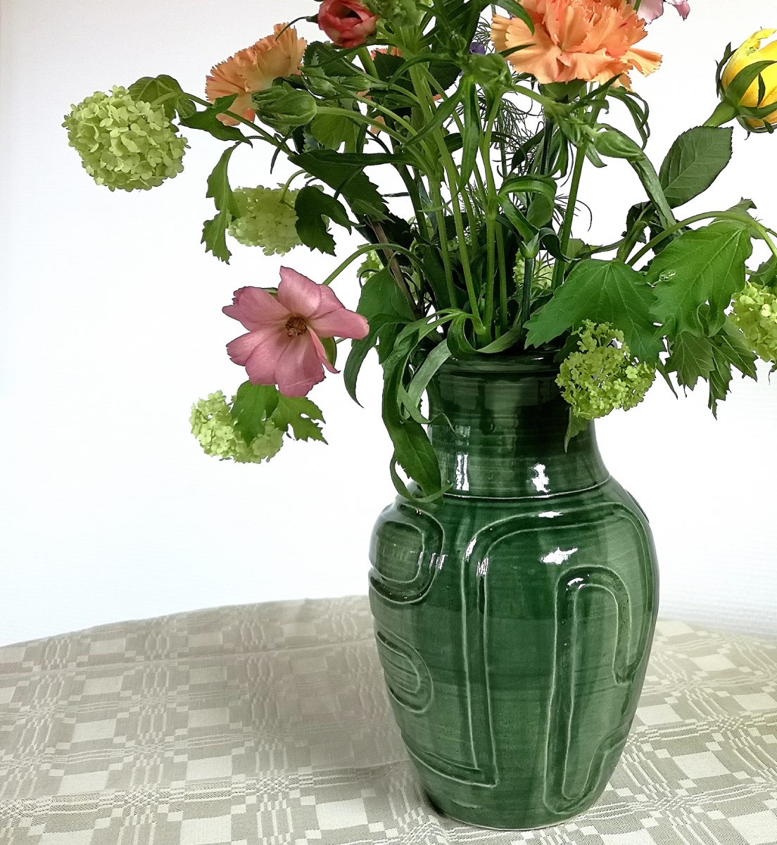 Keramikvas med blommor av Anna Wahlström Opseth